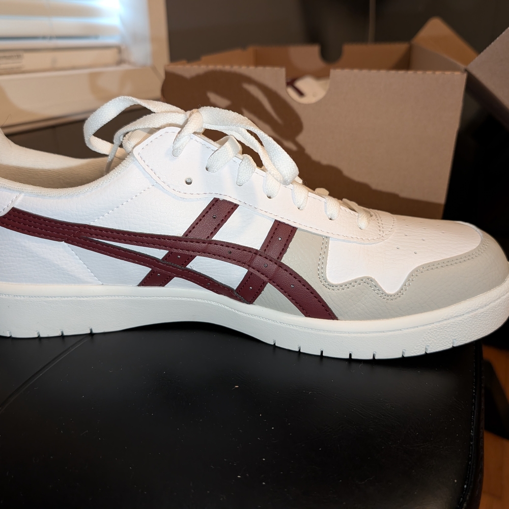 White and Burgundy Men's Sneakers